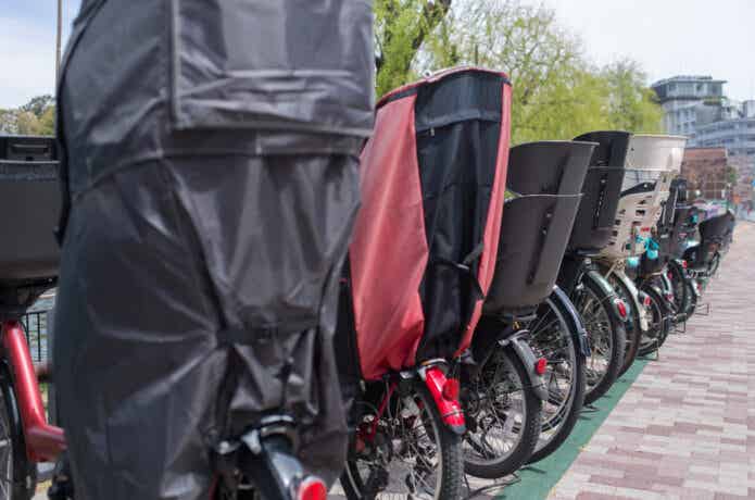駐輪場の自転車のレインカバー