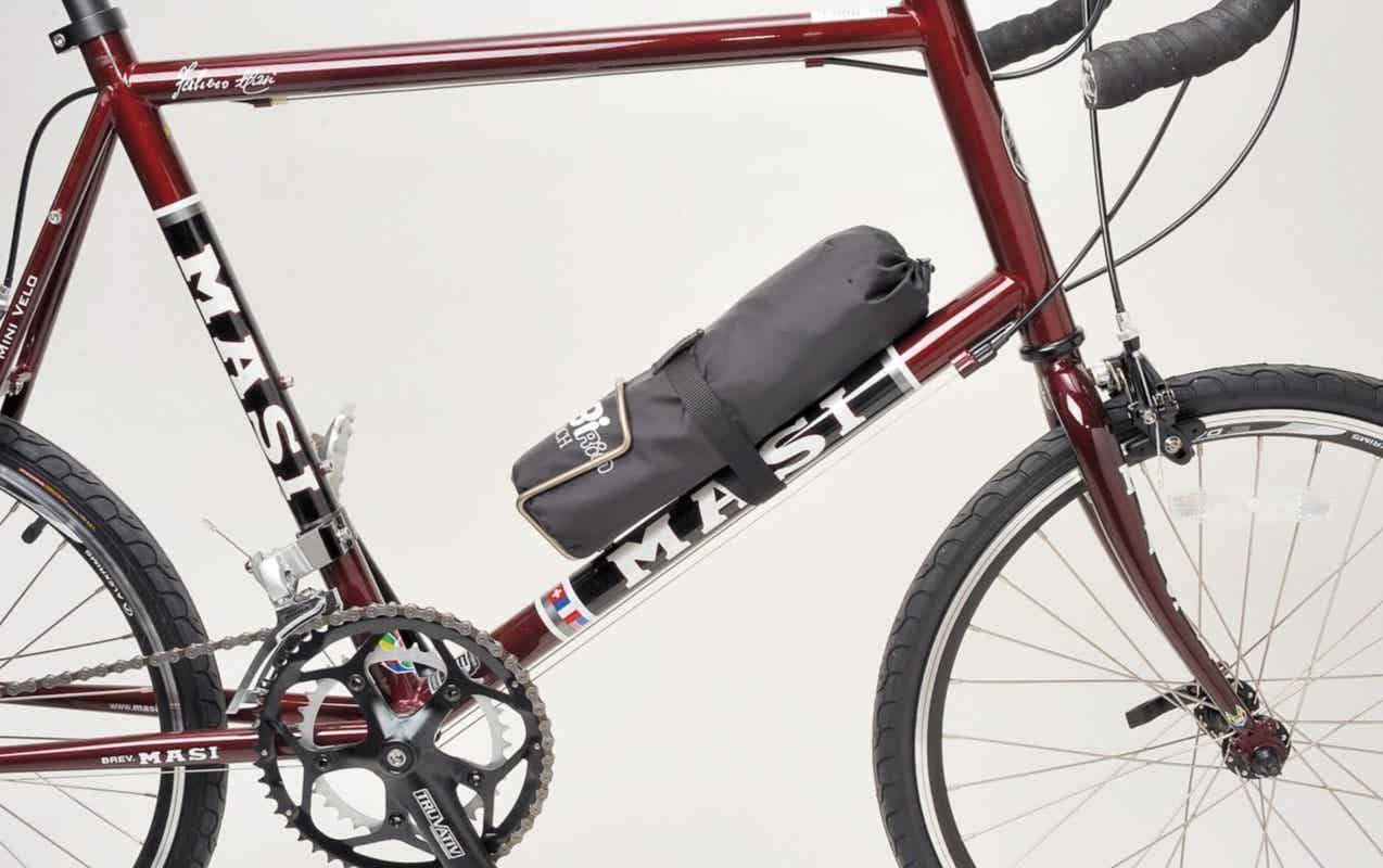 ボトルケージに入った輪行袋