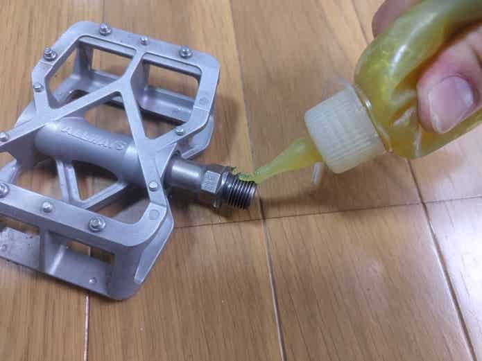ペダルにグリスを塗る