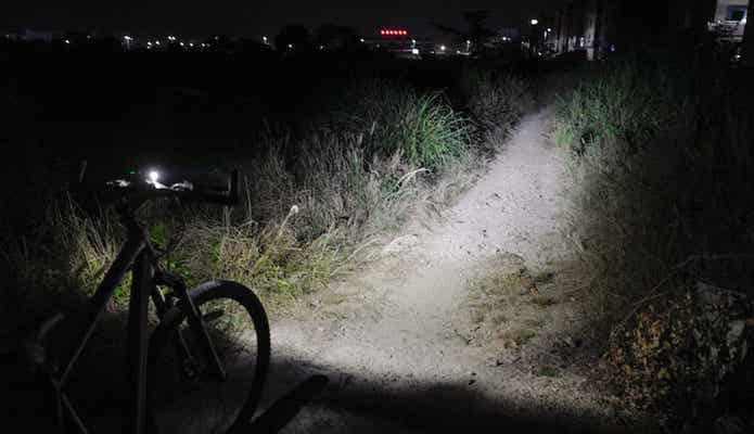 ライトを点灯した自転車