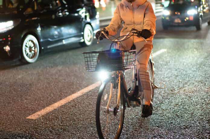 夜間に走る自転車
