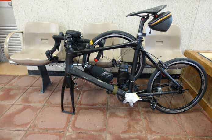輪行袋に入れる途中の自転車