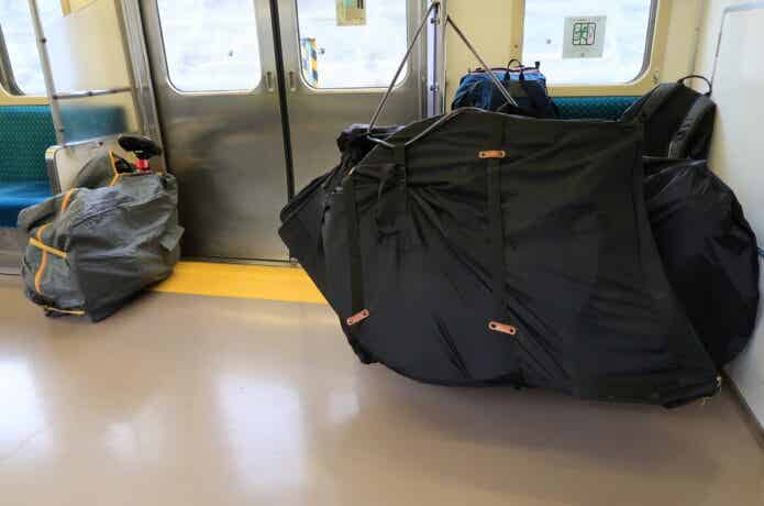 電車内の輪行袋