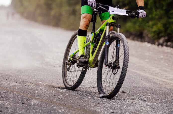 MTBに乗る男性のサイクルソックス