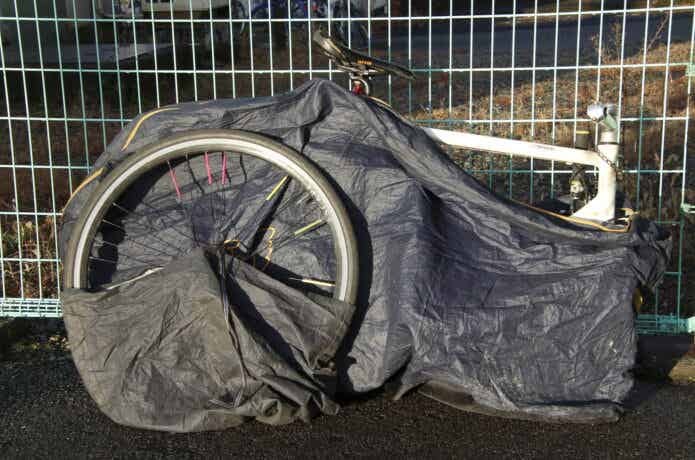 輪行袋から自転車を取り出す作業