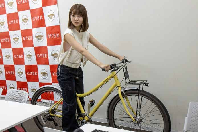 SOONに乗る倉沢しえ