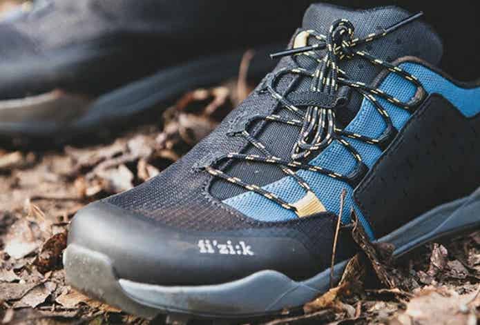 フィジークのX2 TERRA ERGOLACE、Teal blue/Black