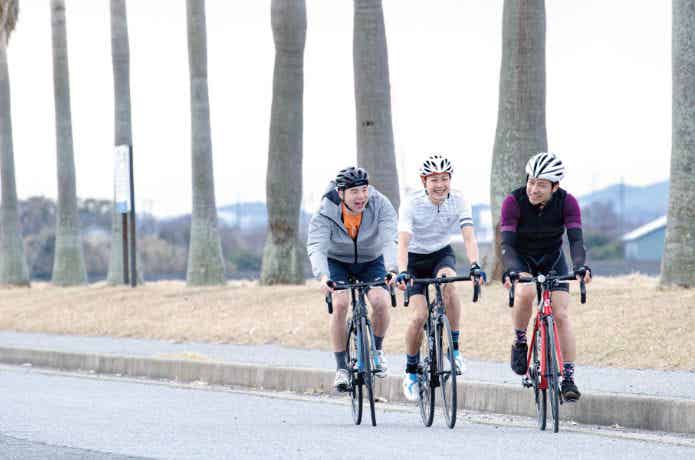 ロードバイクに乗る男女