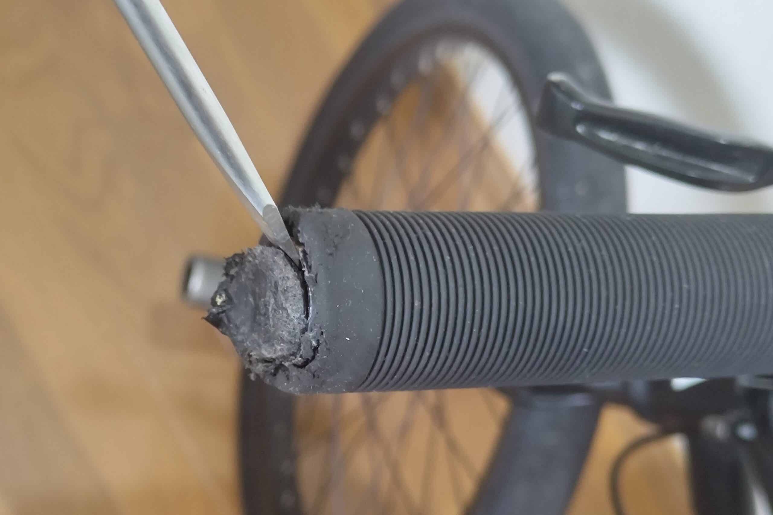 BMXグリップのバーエンド取り外し