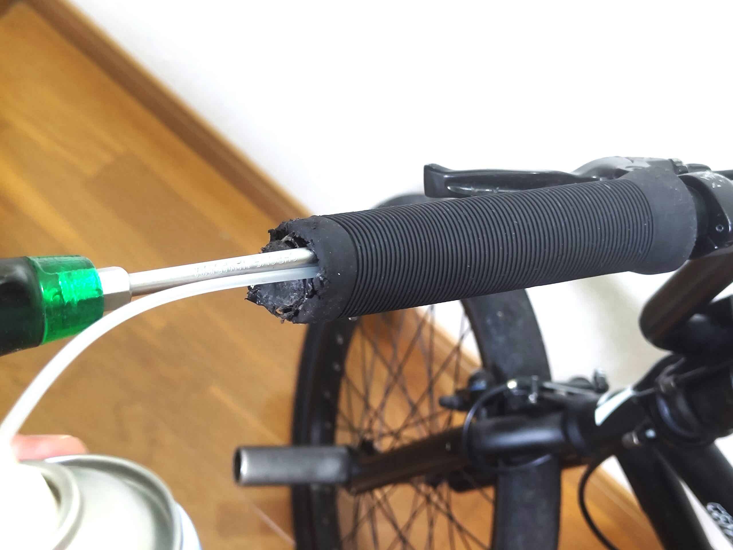 BMXグリップの取り付け作業