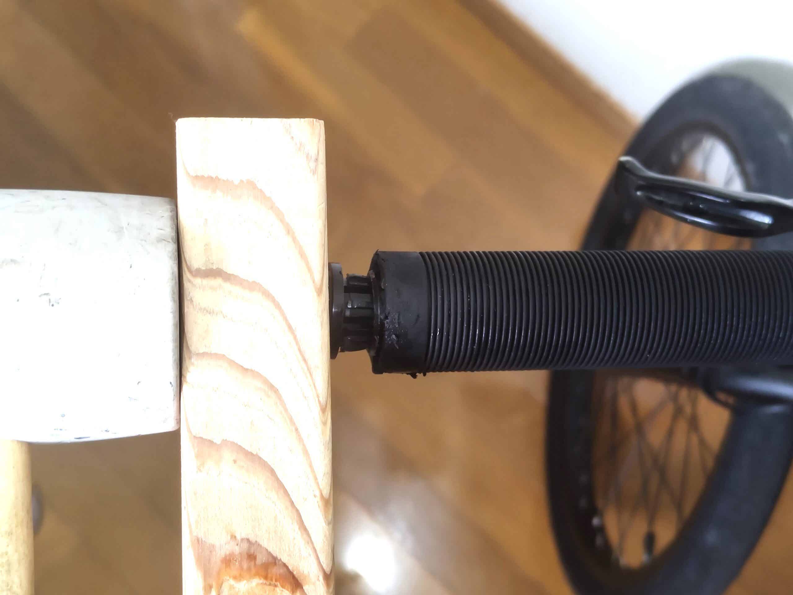 BMXグリップエンドの取り付け