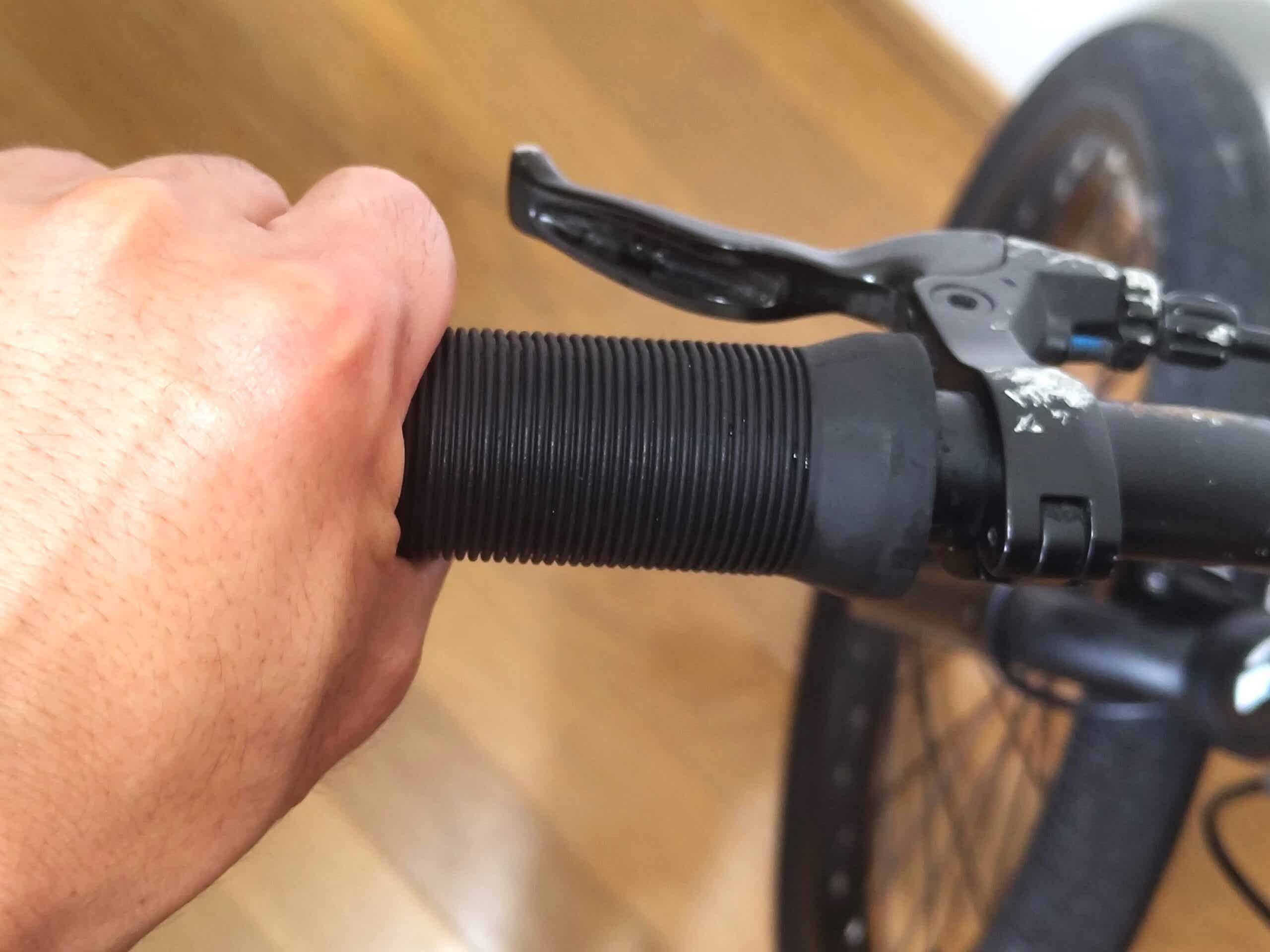 BMXグリップの差し込み作業