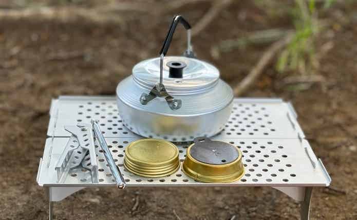 トランギアケトルを載せたSOLOW TABLE