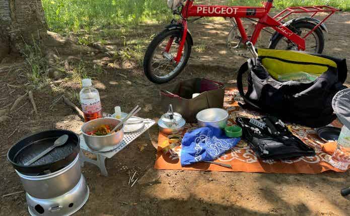 自転車でチェアリングを楽しむ風景