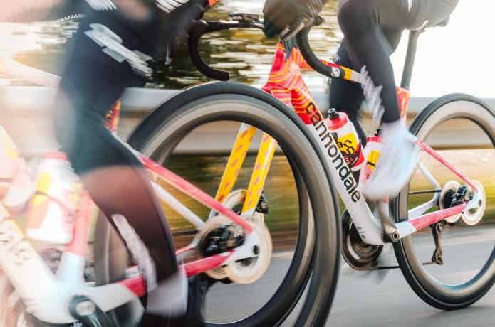 LAB71 SuperSix EVO Team に乗る男性