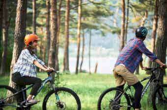 安いマウンテンバイクに乗るカップル