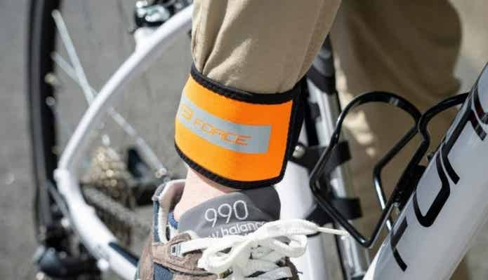オレンジ色の自転車用裾バンド