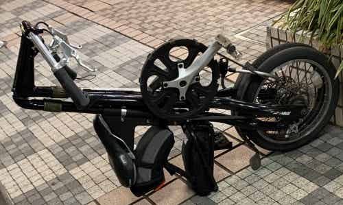 縦型に折りたたんだ自転車