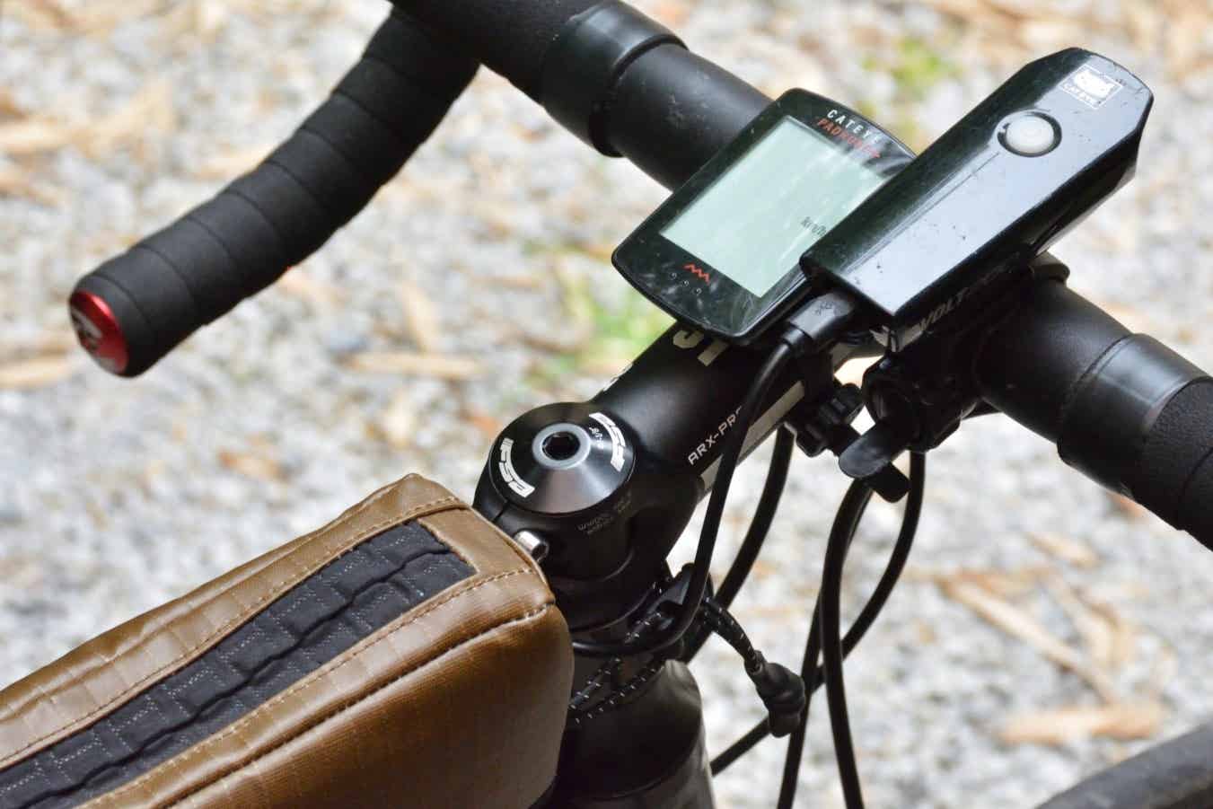 オルケーストップチューブバッグのケーブルポートを使った充電