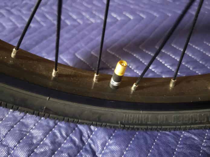 BMXタイヤの米式バルブ