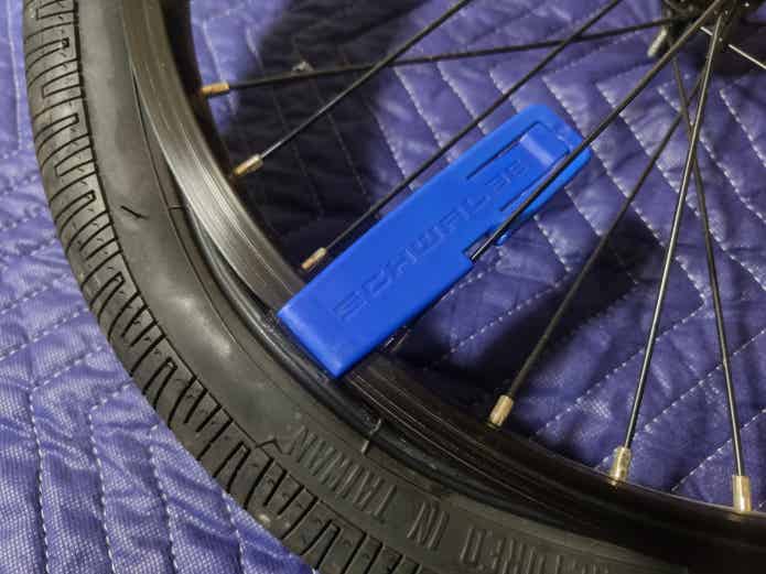 BMXタイヤとレバー