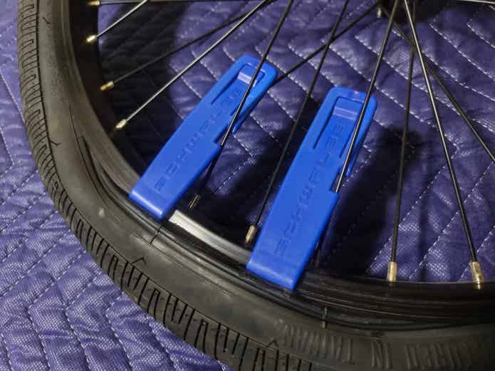 BMXタイヤにレバーを差し込む