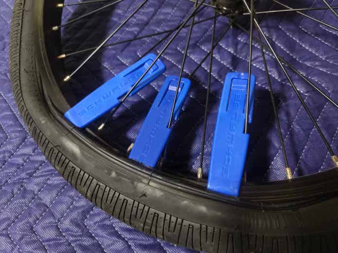BMXタイヤをレバーで外す