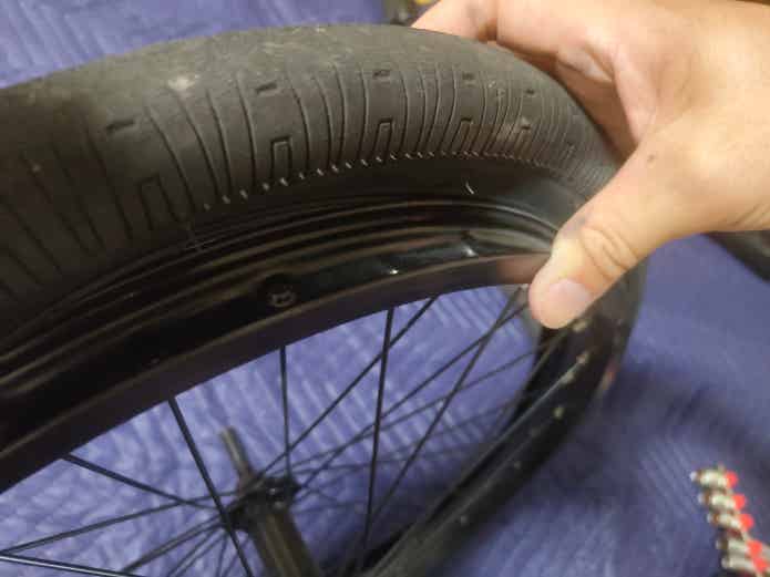 BMXタイヤのはめ込み