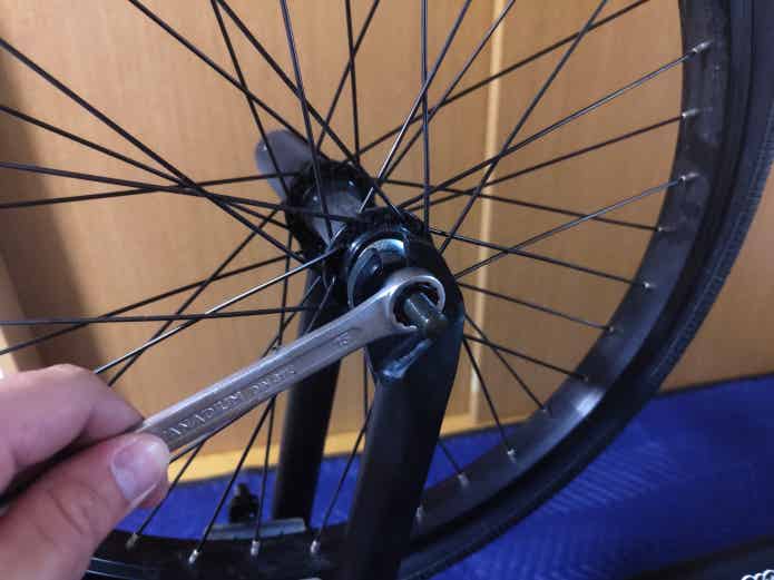 BMXホイールナットの取り外し