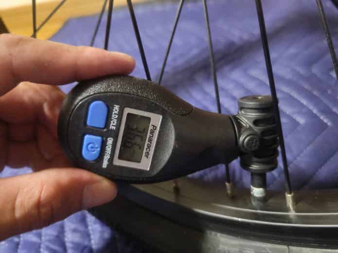 BMXタイヤの空気圧チェック