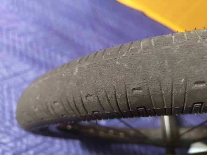 交換時期を迎えたBMXのタイヤ
