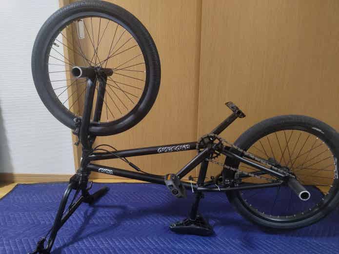 ひっくり返したBMX