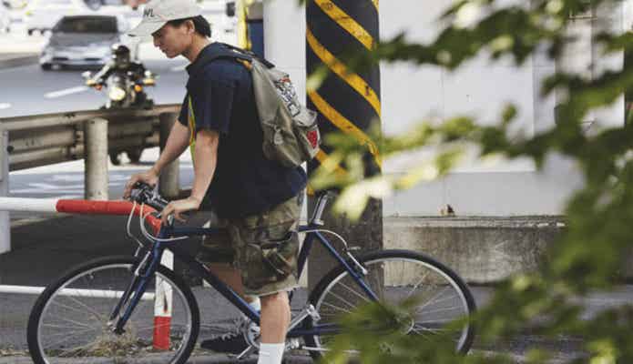 クロスバイクに乗る男性