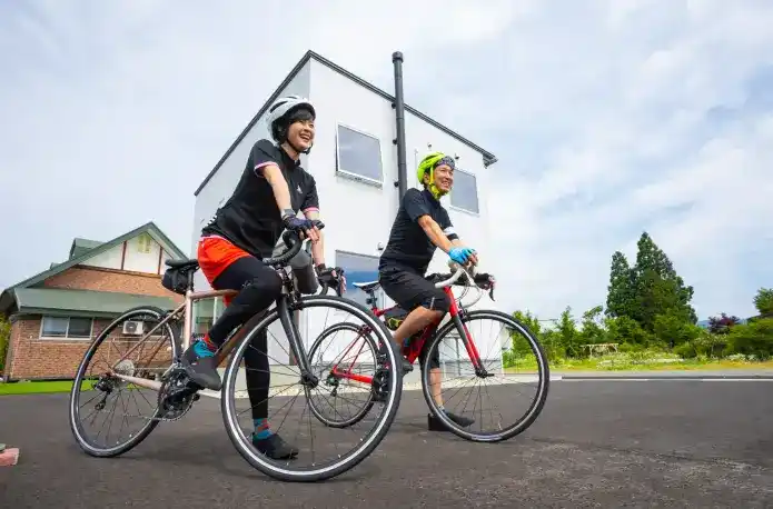 サイクルツーリズムをする男女