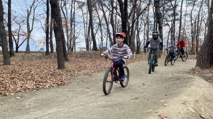 リニューアルしたMTBコースで走る子供