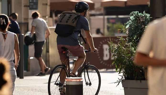 自転車とそれに乗るリュックの男性