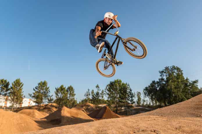BMXのダートジャンプ