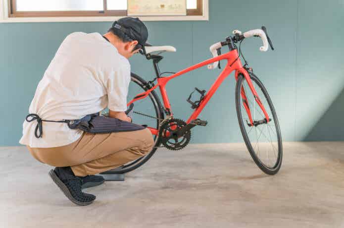 自転車を修理する男性店員