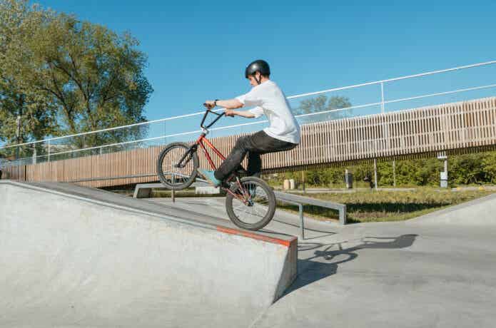 BMXパークでフリースタイルの練習
