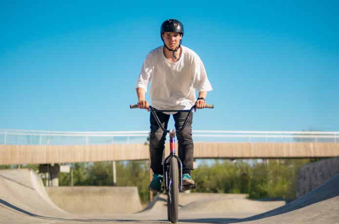 フリースタイルBMXに乗る男性