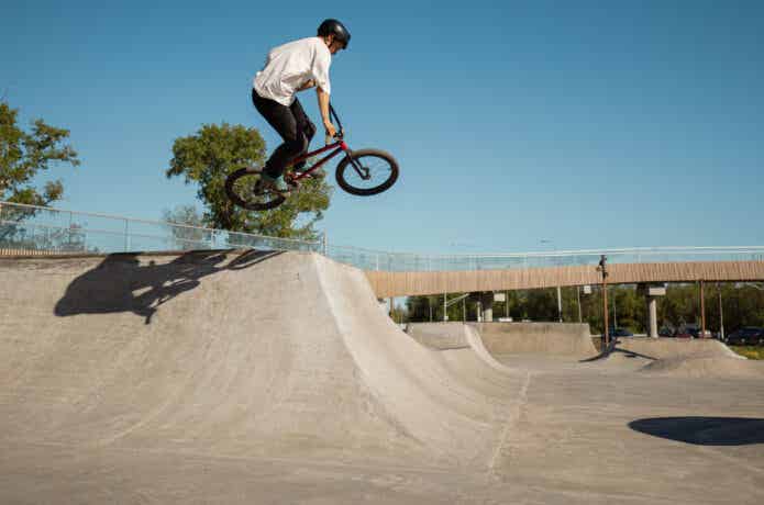 スタンドのないBMXでジャンプするライダー