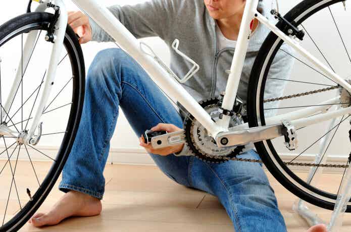 白いロードバイクのメンテナンス