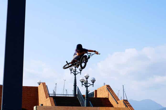 ストリートでBMXに乗る男性
