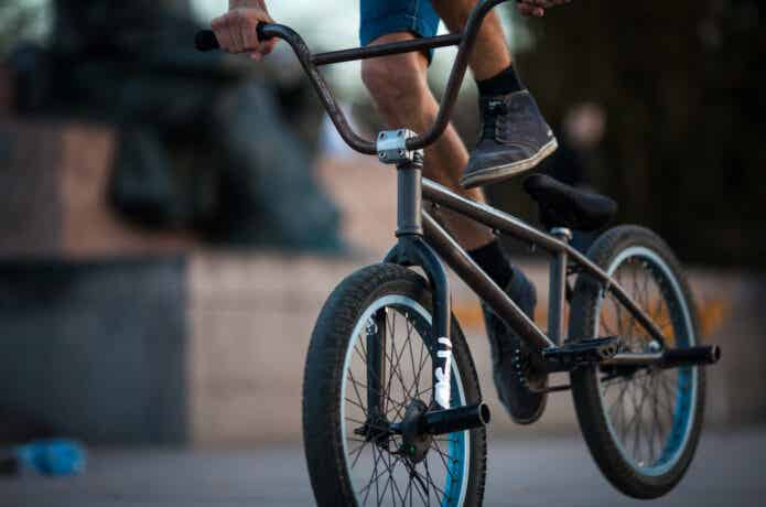 好きなメーカーのBMXに乗る男性