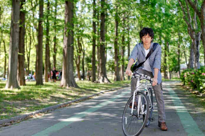 クロスバイクに乗る男性