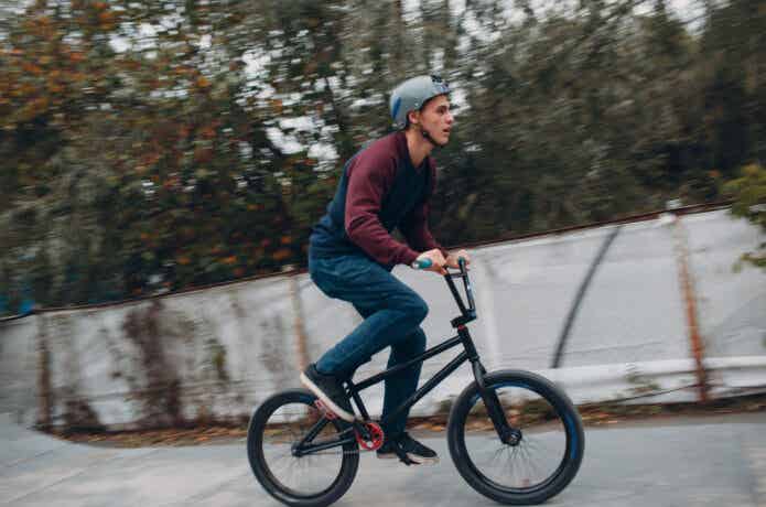 パークでBMXに乗る男性