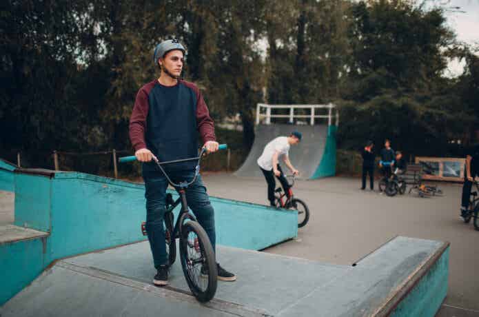 BMXのパークで順番を守る男性