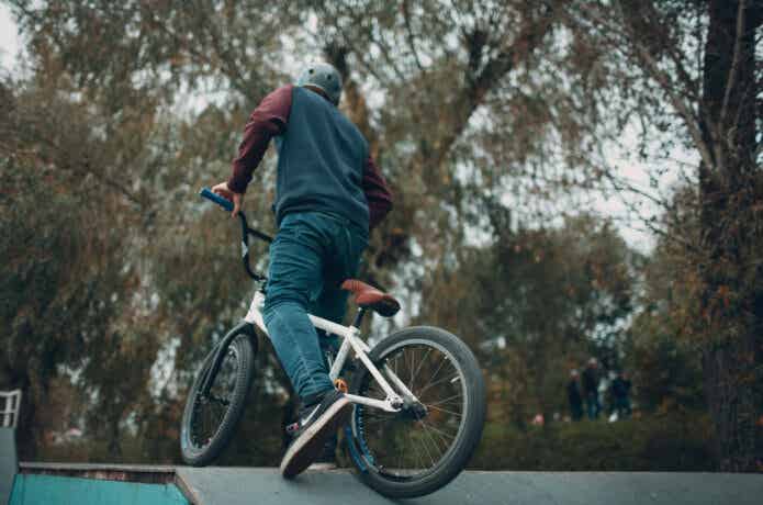 BMXパークでヘルメットをかぶる男性