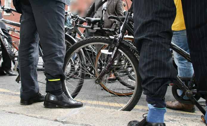 スーツでスポーツバイクに乗る男性たち