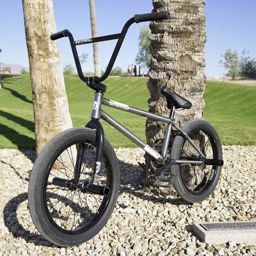 COLONYのロゴが入ったBMX